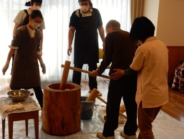 ローズライフ京都　餅つき（ご入居者杵つき）